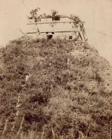 Cuauhtemoc_1521's tweet photo. El llamado "Castillo" o "Templo de Kukulcán" en la zona arqueológica de Chichen Itzá en #Yucatán
Así lucía en 1882 la imponente estructura antes de ser limpiada, consolidada y reconstruida parcialmente en los años siguientes. 

El templo de Kukulcán tiene tres etapas constructivas principales, superpuestas una sobre la otra, como era práctica común en la arquitectura maya para renovar o engrandecer templos sagrados.
Estas etapas, confirmadas por excavaciones del INAH (décadas de 1930) y estudios geofísicos recientes (como los de la UNAM e INAH en 2016 con tomografía eléctrica). 

Foto de Teobert Maler.