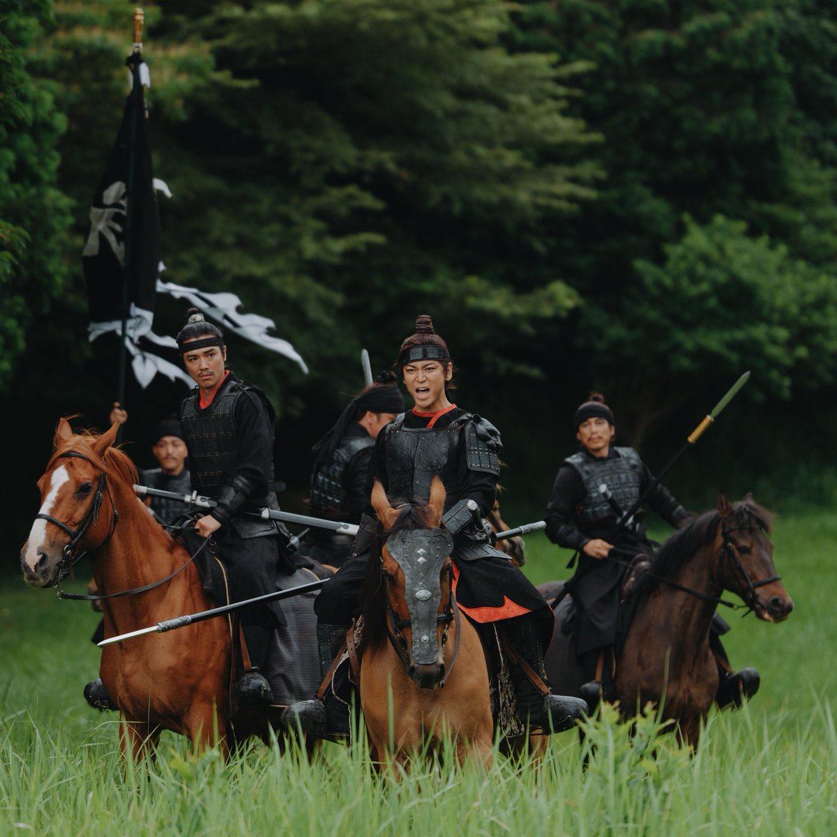 WOWOW×Lemino連続ドラマ
『北方謙三 水滸伝』
<a href="/suikoden_drama/">連続ドラマ「北方謙三 水滸伝」公式</a> 

2/15(日)22:00〜
いよいよ今夜、第一話が幕を開けます。

僕は、林冲騎馬隊の副官・索超を演じています。

林冲を演じられる亀梨和也さん。<a href="/K_KAMEofficial/">亀梨和也</a> 
揺るがぬ覚悟と、心の奥に静かに燃える闘志。