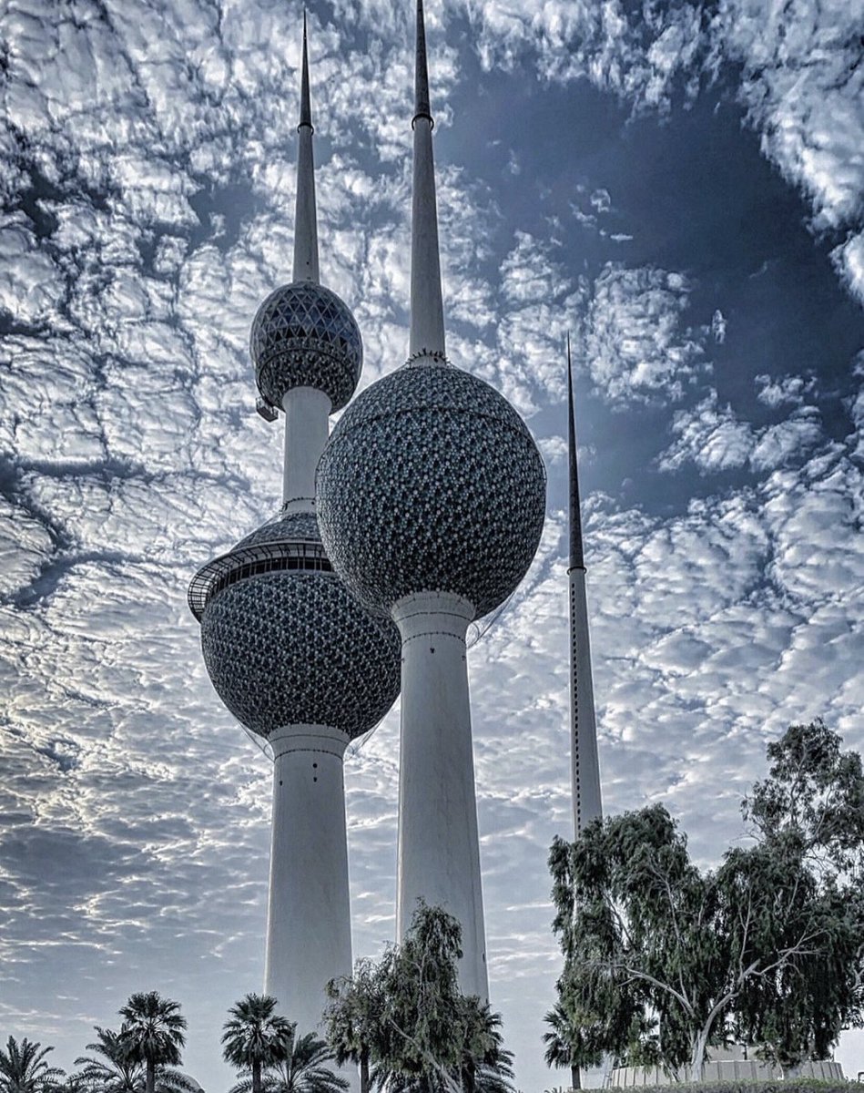 الكويت ياناس تنحط على الراس
حصاها حب اللولو و ترابها ألماس
والله لو بيدي الأمر  أقول حق اللي يمر
وقف صبر تراب هذي الأرض ممنوع ينداس 
#الكويت