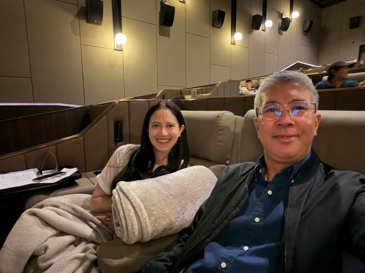 tzafrul_aziz's tweet image. Sunday mode: movie date dengan isteri 🎬

Quality time tak semestinya kena sembang panjang. Kadang-kadang duduk sebelah, kongsi popcorn, tengok cerita sama-sama pun dah cukup.

Cuba teka movie apa? 

Hint: bukan cerita berat. 😬

#TZA #family
