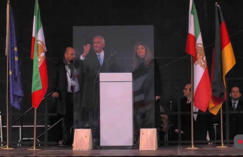 kajarkhaton's tweet photo. زیبا نیست 
مردم را دست خالی به خیابان‌های طهران دعوت میکند
خودش در اروپا  پشت شیشه های آهنین قرار میگیرد. چه شجاعتی!!. 
#پهلوی_صهیونیست https://t.co/URtyFVYY1t