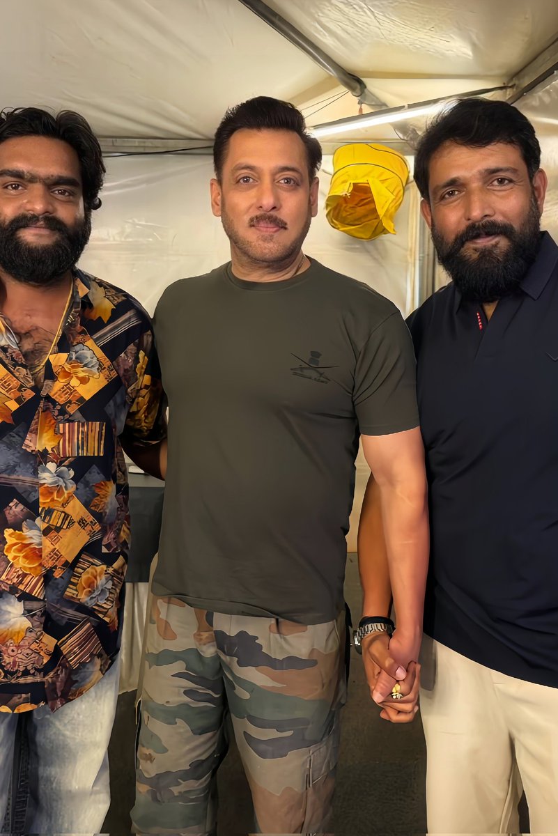 Exclusive click: Just look at the fitness level here! The way he's maintaining himself at his age is commendable! 👑🔥 #SalmanKhan