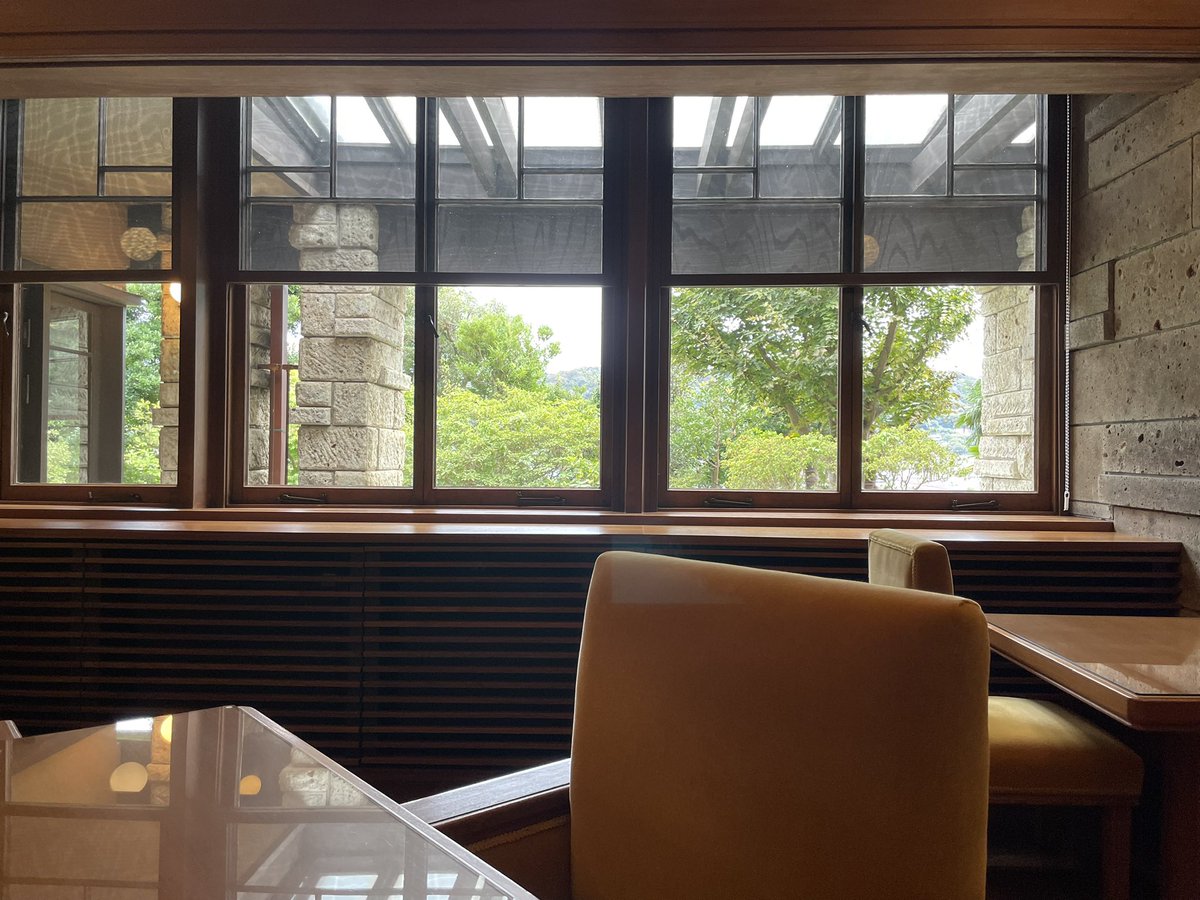 カーサブルータス連載「櫻井翔のケンチクを学ぶ旅」は葉山にある、現在一棟貸しの宿となっている加地邸を訪問。1928年にフランク・ロイド・ライトの弟子として知られる遠藤新の設計です。宿泊は1泊38万円〜とお高いですがグループで泊まってみるのはいかがでしょう？　#櫻井翔　#加地邸　#建築