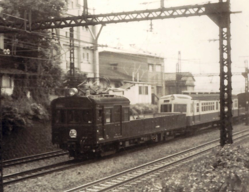 #バレンタインデーなのでチョコレート色の列車の画像を貼ろう
１日遅れで曇る東中野に来る