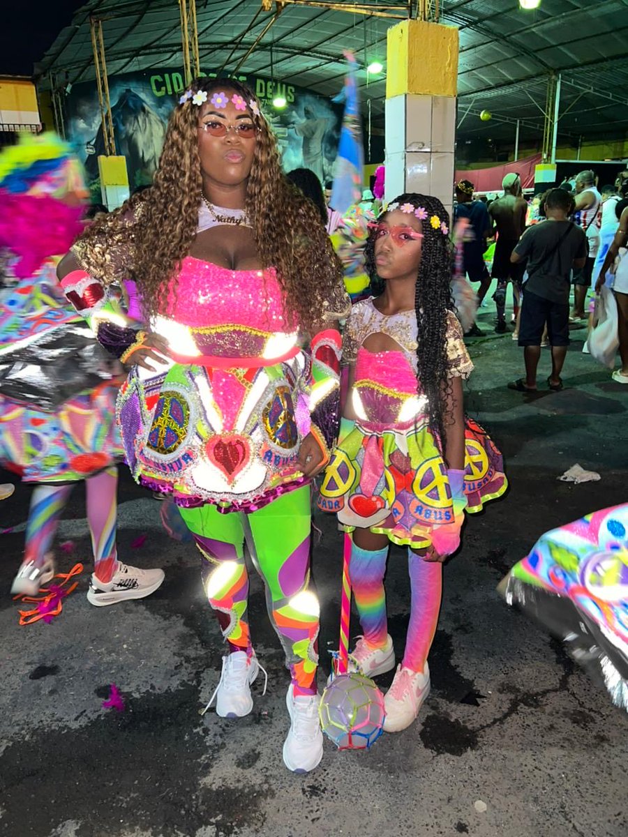 Apreciei com moderação que hoje o show de cores é das abusadas ☮️🎭🩷🥳