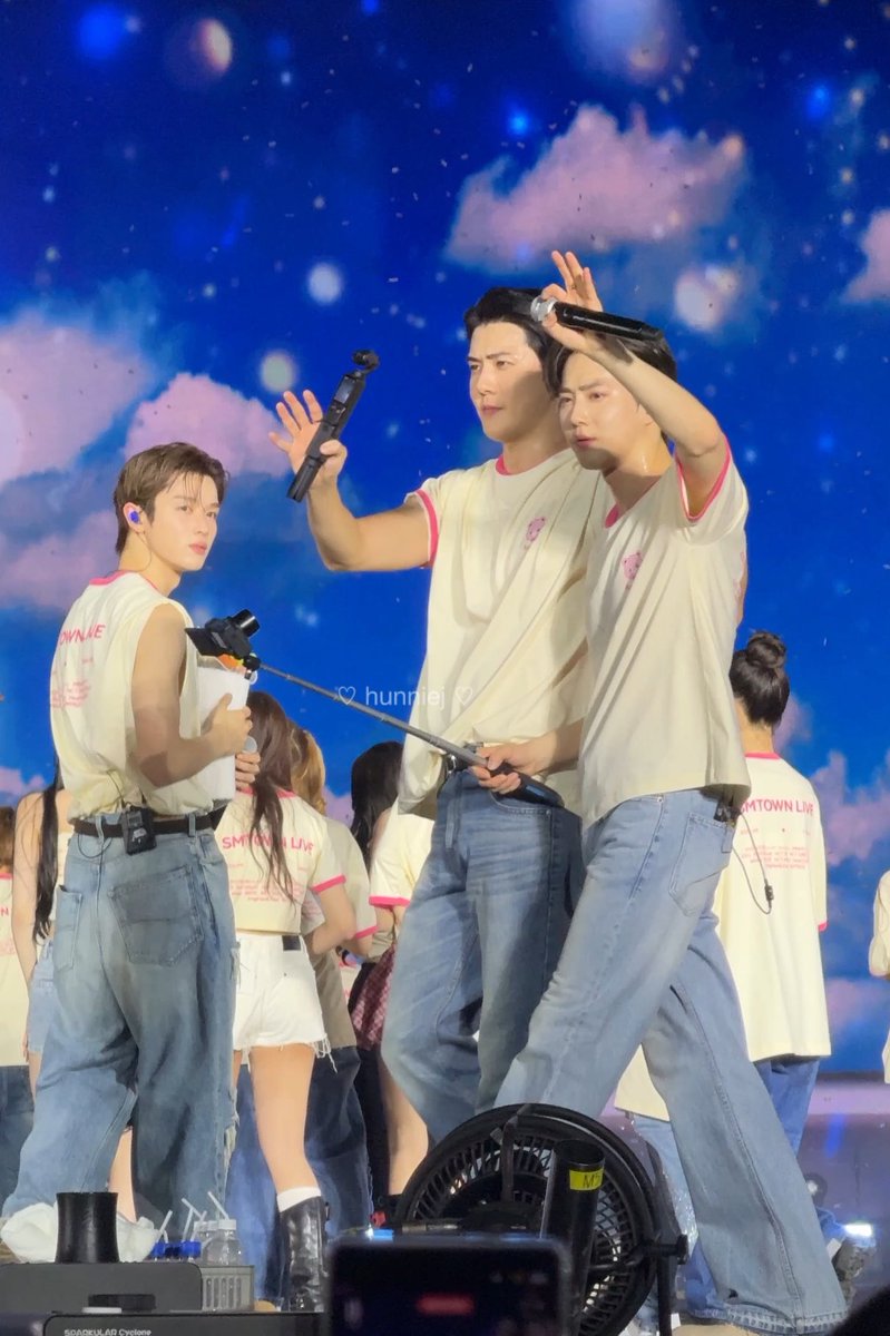 아 성찬 hbn 왤케 웃기지ㅜㅜ
몸은 정면 바라보고 있는데 굳이 고개 꺾어서 세훈 준면 바라보고 있는 구도가 너무 웃김 그 와중에 엑소님들은 무슨 대통령 당선돼서 당선 기념으로 시민들한테 인사하는 바이브고