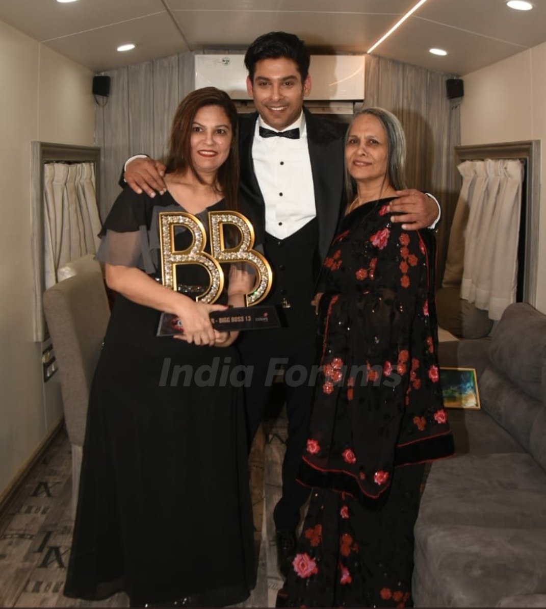 vijaya_sidheart's tweet photo. 6 YRS OF ICONIC WINNER SID 
#SidharthShukla #BiggBoss13 https://t.co/iFGxqtmm5Q