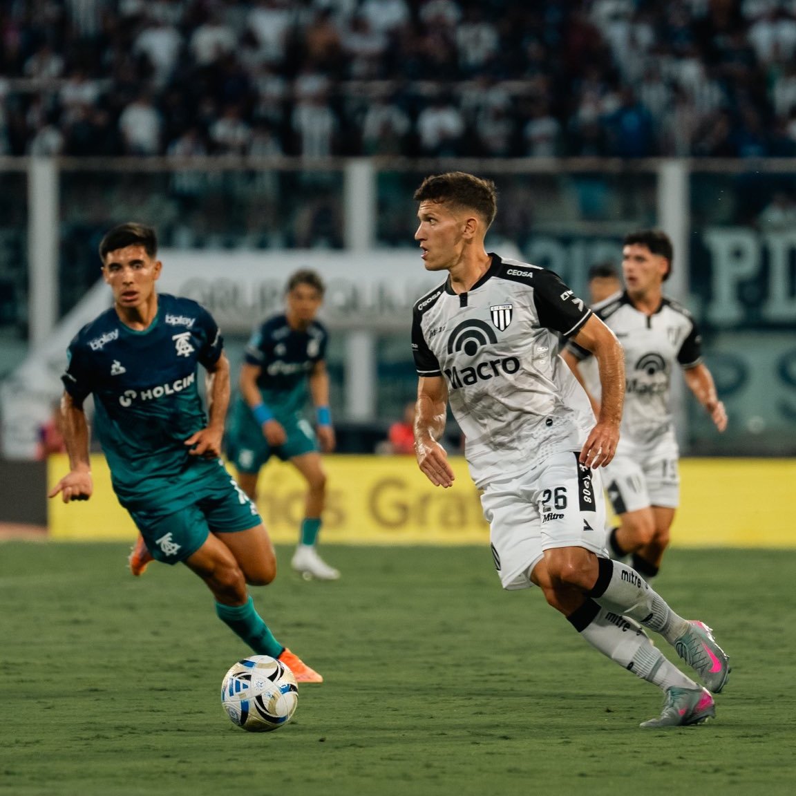 davellaneda77's tweet photo. #Talleres 2⃣ Guido Herrera (5); Augusto Schott (6), Matías Catalán (5), Santiago Fernández (5), Gabriel Báez (4); Mateo Cáceres (5), Matías Galarza (6), Juan Sforza (5), Giovanni Baroni (4); Ronaldo Martínez (6), Bruno Barticciotto (X)

#GyEMza 1⃣ César Rigamonti (4); Juan Franco (5), Luciano Paredes (4), Ezequiel Muñoz (4), Diego Mondino (4), Matías Recalde (4); Ulises Sánchez (5), Nahuel Barboza (5), Facundo Lencioni (5); Valentino Simoni (6), Agustín Módica (6)

Goles: Dávila x 2, Módica
Cambios: Dávila (9)⭐️, Vigo (5), Carrera (5),  Santiago Rodríguez (5) 
Amonestados: Ronaldo Martínez, Schott y Ferreyra