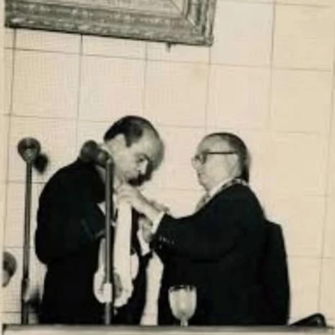 El 15 de febrero de 1948 Betancourt entregó el poder a su compañero de partido, Rómulo Gallegos. Era la primera vez que un mandatario le entregaba la banda presidencial a otro electo por votación popular en Venezuela.