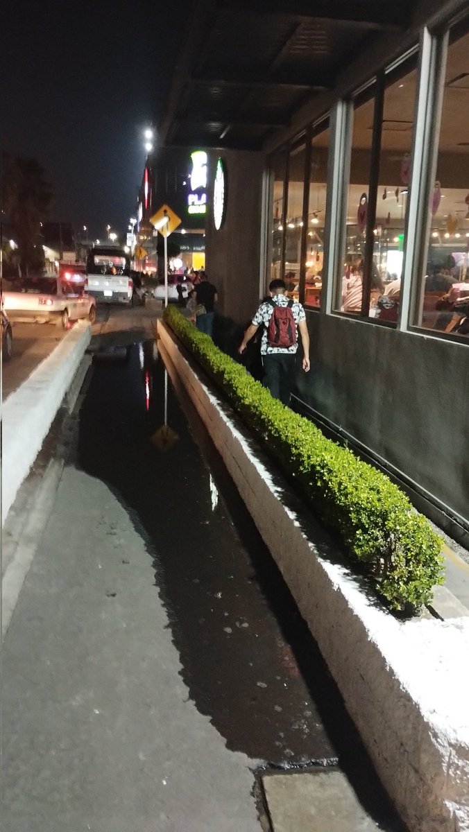 MarcoRoster's tweet photo. @SEGIAGUA @MVSNoticias @nmas @Azteca se presenta fuga de agua en alcaldía Álvaro Obregón en ferrocarril de cuernavaca plaza @PlazaExhibimex frente al @StarbucksMex https://t.co/oeyTvRPI3H