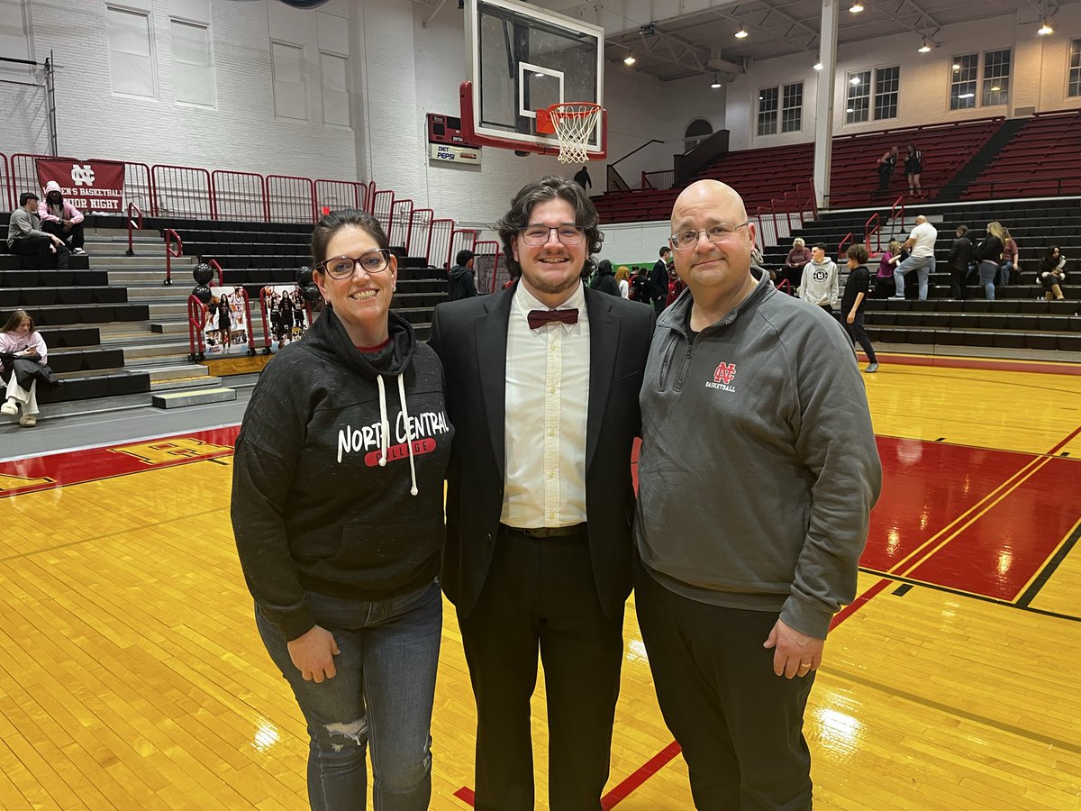 KlimaMicah's tweet photo. Enjoyed being back for senior night🖤🖤

#d3hoops https://t.co/VPbbjB1pcY