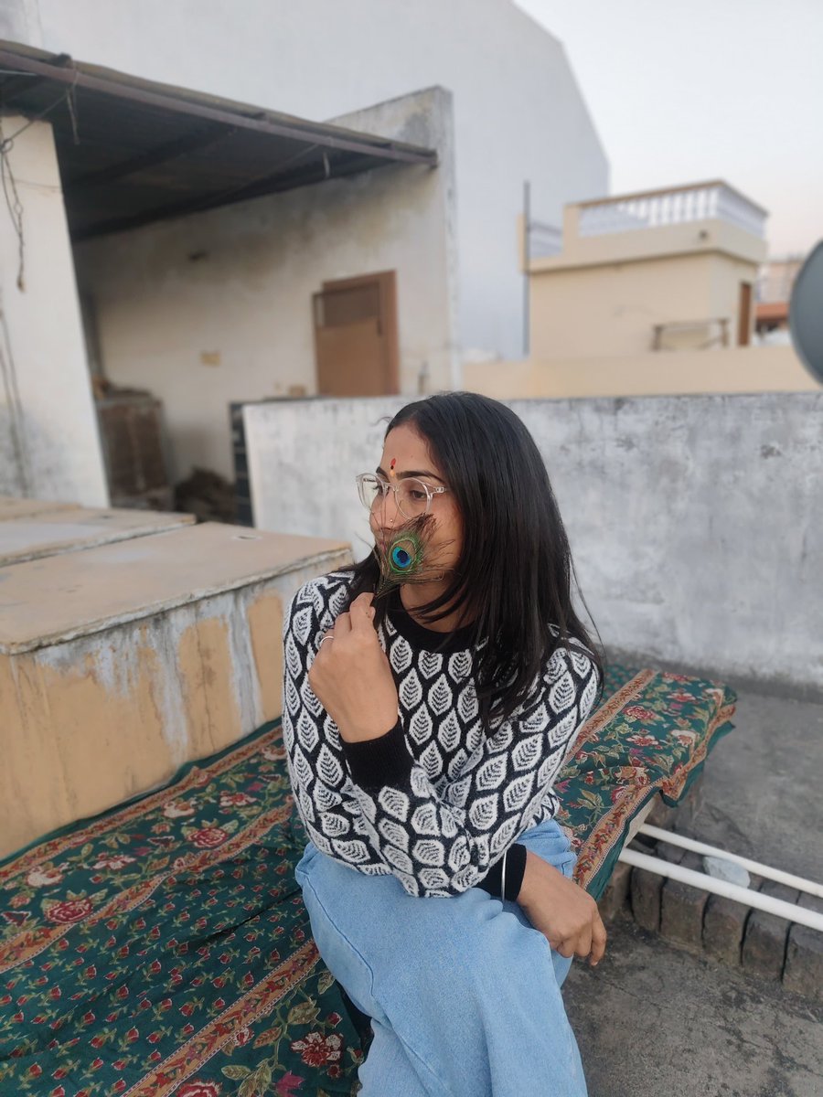 युद्ध लंबा हो तो सारे शस्त्र एक साथ,
नहीं चलाए जाते पार्थ...।

खामोशी के बाद "सैलाब"आता है "सैलाब" दोस्त😉

राम राम भाईयों 

#हर_हर_महादेव_शिव_शंभू_ॐ