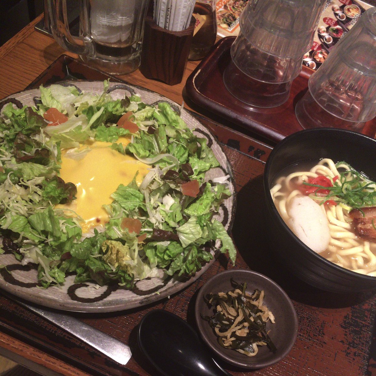 今日の在廊前の
ランチは
タコライスと沖縄そば！

お腹いっぱいで
ぼんやりしています〜

ギャラリーへ
向かっています

到着は
13時45分頃
でしょうか。

閉廊は18時です
最終日！よしなに