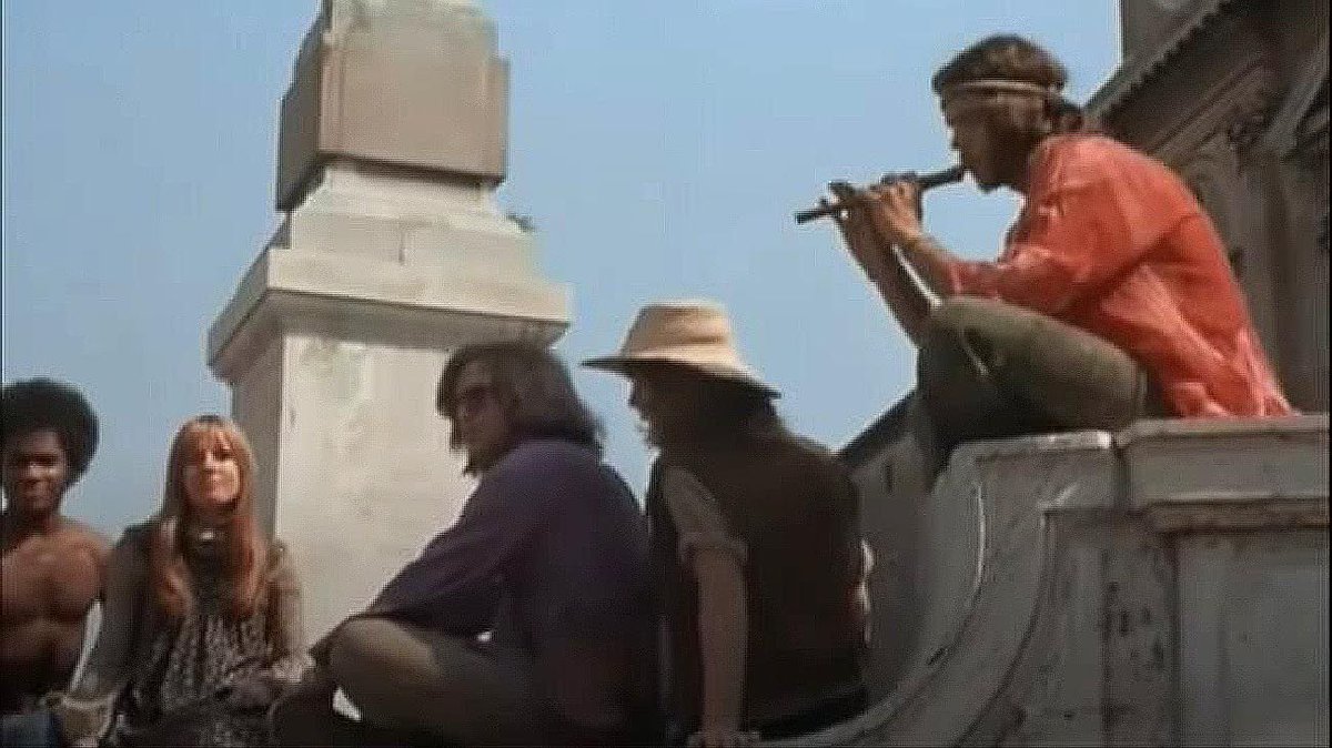 Letterbox me informa que el hippie que aparece tocando la flauta en esta escena de Roma de Federico Fellini es nada menos que Luca Prodan.