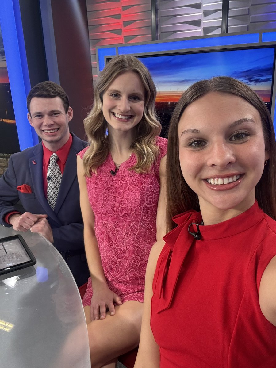 Jaelynborr's tweet photo. Happy Valentine’s Day from the Saturday crew!🩷❤️ 

Hope your day was filled with love and enjoying the spring-like temperatures! https://t.co/ithKgHvoq9