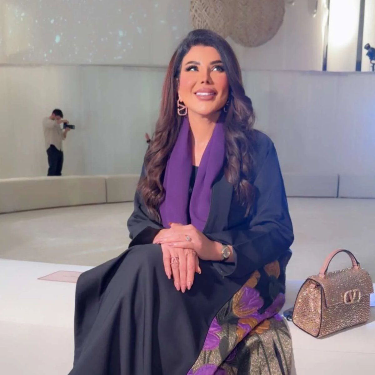 الهام الفضالة من تزوجت شهاب جوهر 
وهي ماغير تلبس حلق فالنتينو  هذا
المشكله هذا الكولكشن قديم عام 2022 
و سعره حدود ثلاثة الاف ريال سعودي
حتى اساور مو لابسه 
جايه مهلقه بكولكشن قديم