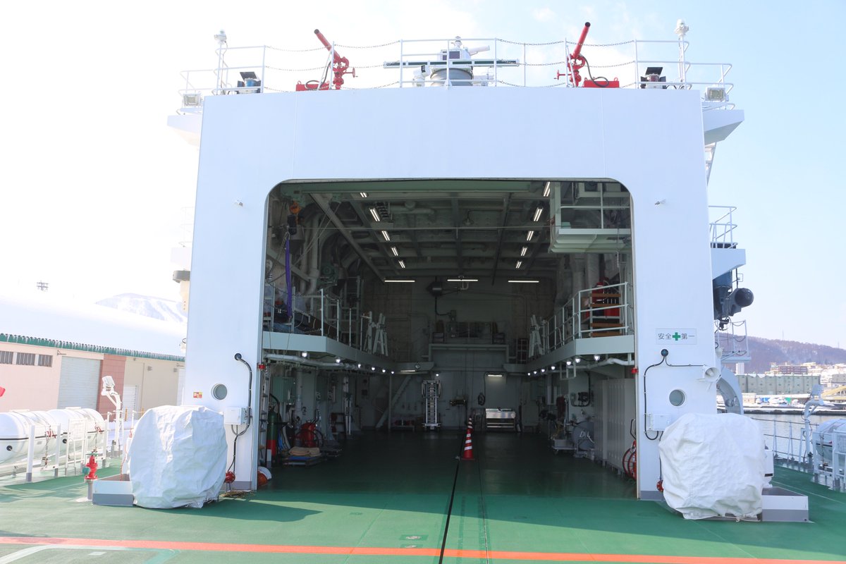 巡視船『そうや』友の会公開。

ヘリコプターの格納庫。

ここにヘリコプターS76が格納されます。

牽引用のワイヤーとレールが配置されてしました。

#巡視船そうや #小樽港一般公開 #海氷観測