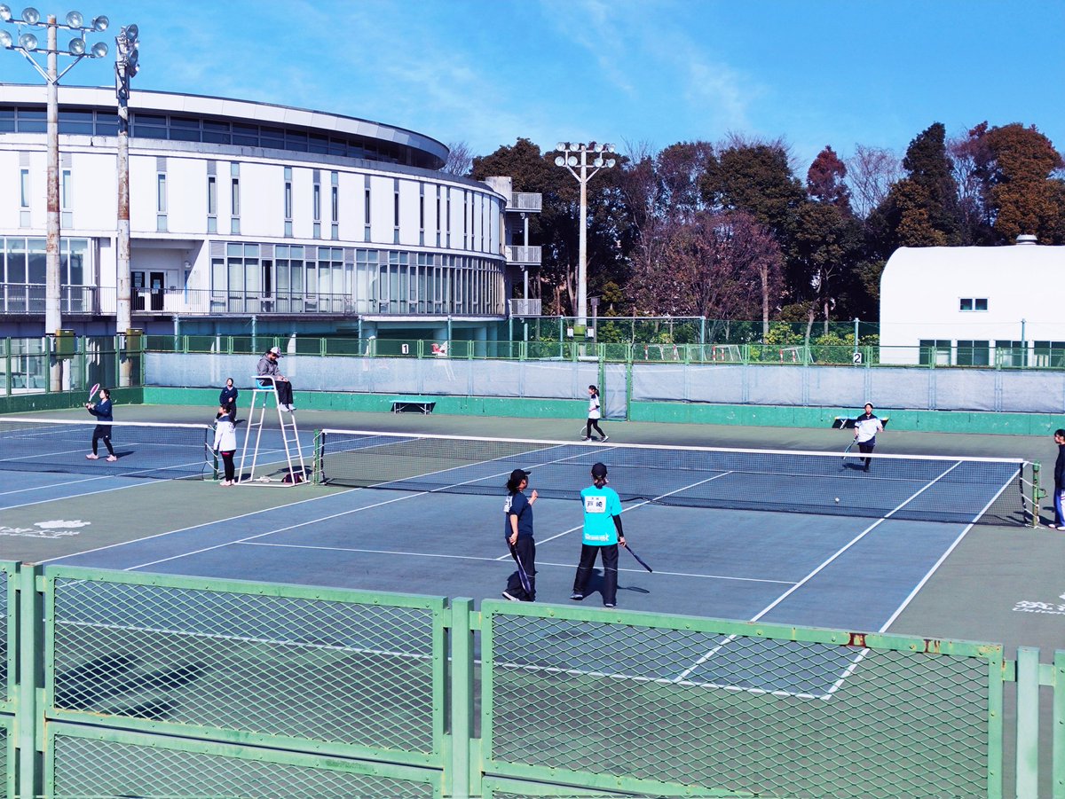 TJrSTC's tweet photo. 2/14(土)晴天☀️
筑波大学主催の筑波杯に参加しました。
クラブからは中学生９ペア、コーチ３ペアがエントリー。
午前中リーグ戦、午後決勝トーナメント。決勝トーナメントに進めなかったペアは練習試合もさせてもらえて、学びの多い一日でした。
#筑波杯 
#つくばジュニアソフトテニスクラブ https://t.co/mAUhuGTc0O
