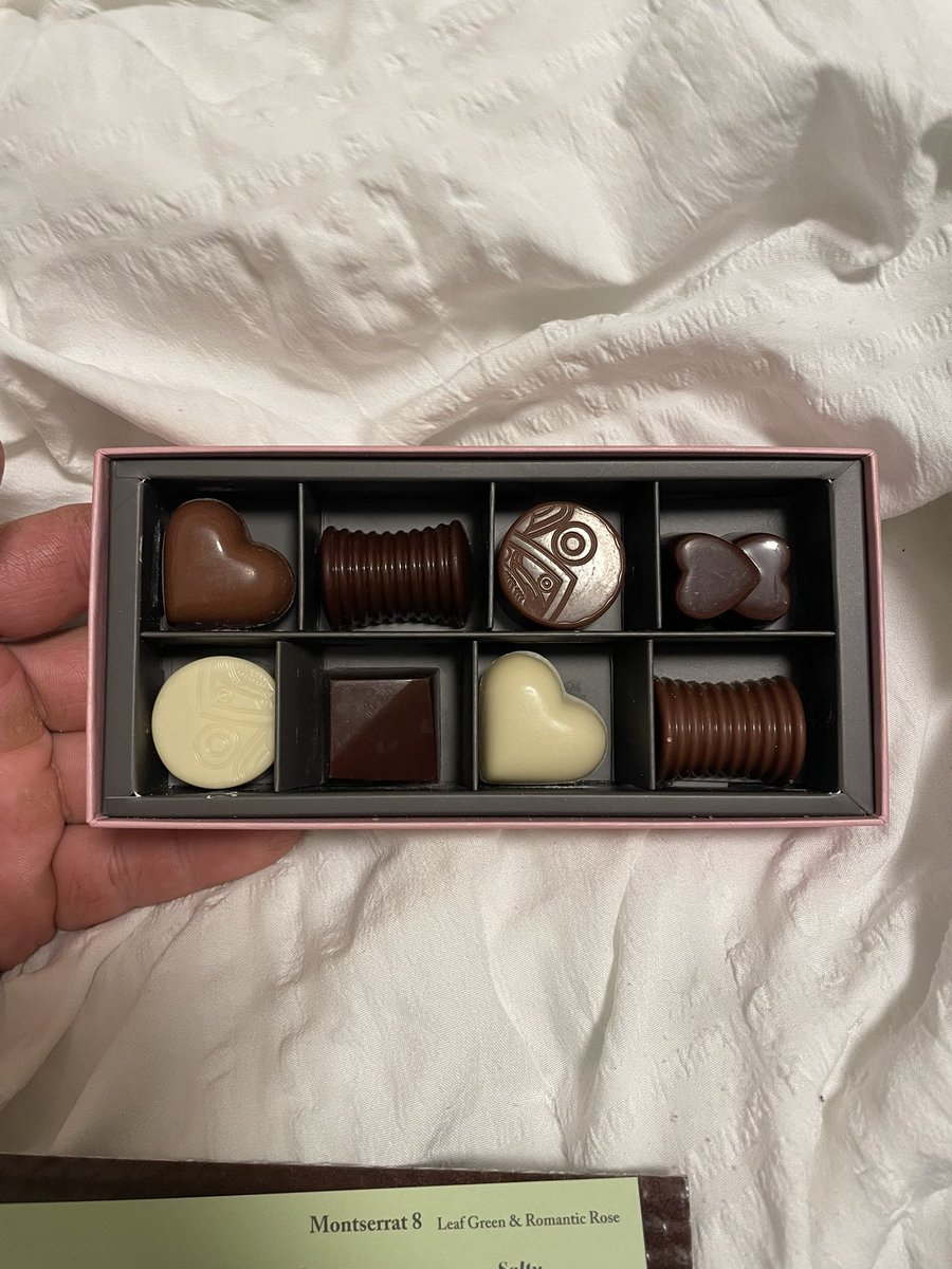 newtakedafit's tweet photo. バレンタインデーで初めての本命チョコ！
義理チョコももうもらわないような生活だったのでとても嬉しい☺️
しかもちゃんとヴィーガン対応してて彼女は恐ろしくちゃんとしてて驚かされる。
商品名モンセラートチョコ、まさかのみなとみらいで作られてて縁とゆかりのある素晴らしい贈り物でした！🎁 https://t.co/3btjpH0NcU