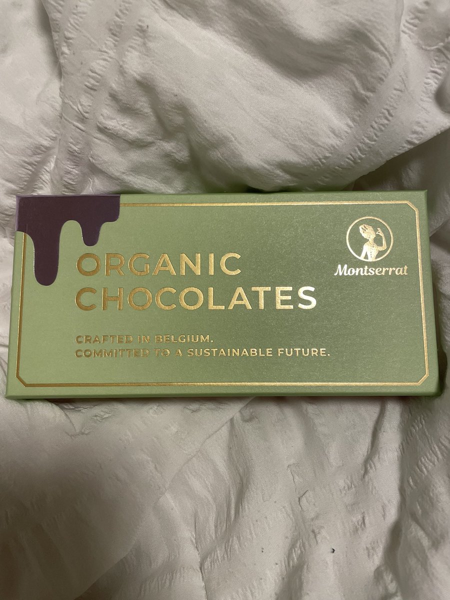 newtakedafit's tweet photo. バレンタインデーで初めての本命チョコ！
義理チョコももうもらわないような生活だったのでとても嬉しい☺️
しかもちゃんとヴィーガン対応してて彼女は恐ろしくちゃんとしてて驚かされる。
商品名モンセラートチョコ、まさかのみなとみらいで作られてて縁とゆかりのある素晴らしい贈り物でした！🎁 https://t.co/3btjpH0NcU