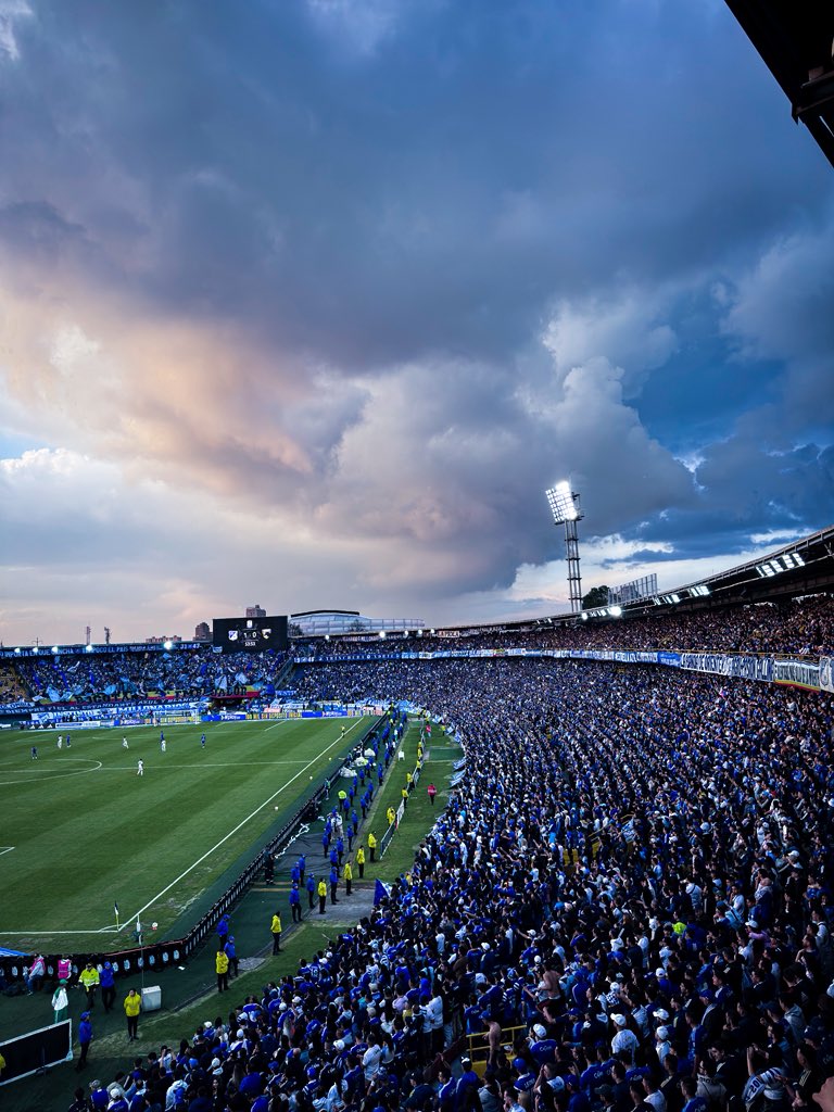 JSebastianAriza's tweet photo. ¡EL MAR AZUL DE BOGOTÁ! Ⓜ️🏟️ https://t.co/LgHHlnGuY7