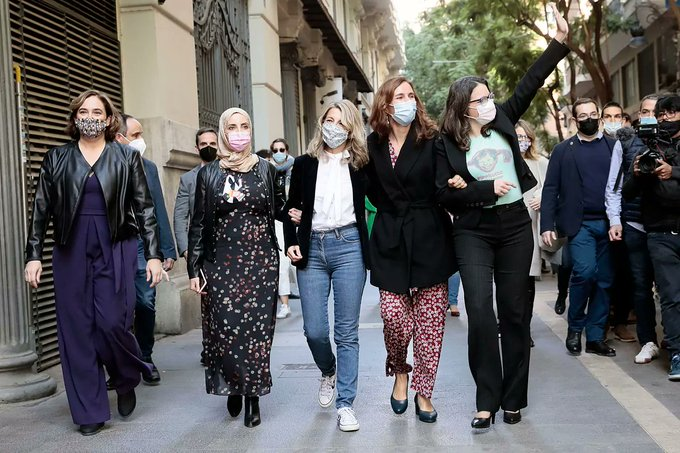 De estas CINCO mujeres, DOS desaparecieron, rápidamente, después de la foto.
Ahora, intentan poner otra vez en juego a Ada Colau, pero su credibilidad es la misma, que la de las DOS ministras, 0.