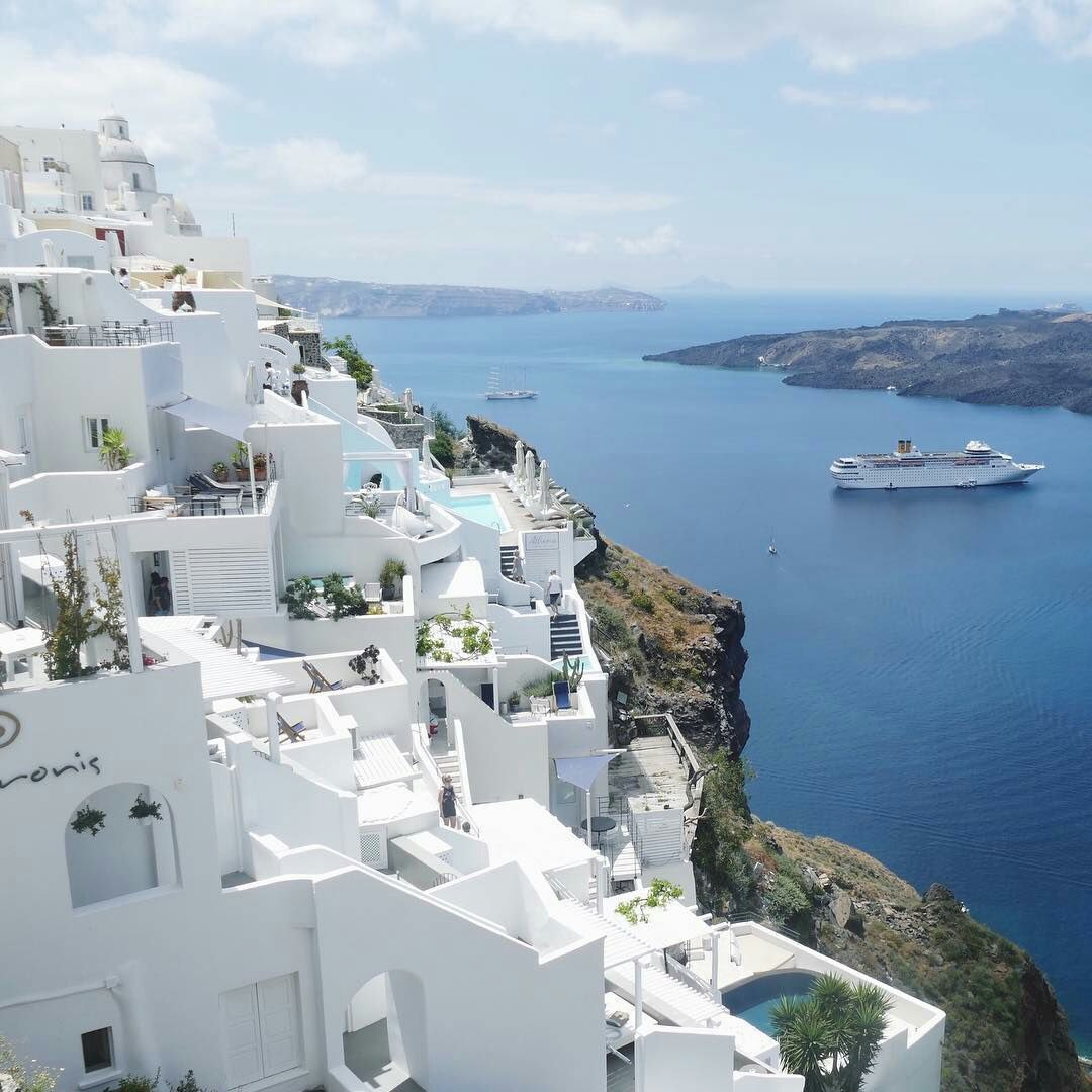 نعيش في "زمن" نخشى فيه أنفسنا~ ولا نستطيع أن نثق بأحد حتى من هو قريب منا!
 بإختصار~"انتبه لنفسك جيدا  🍃....