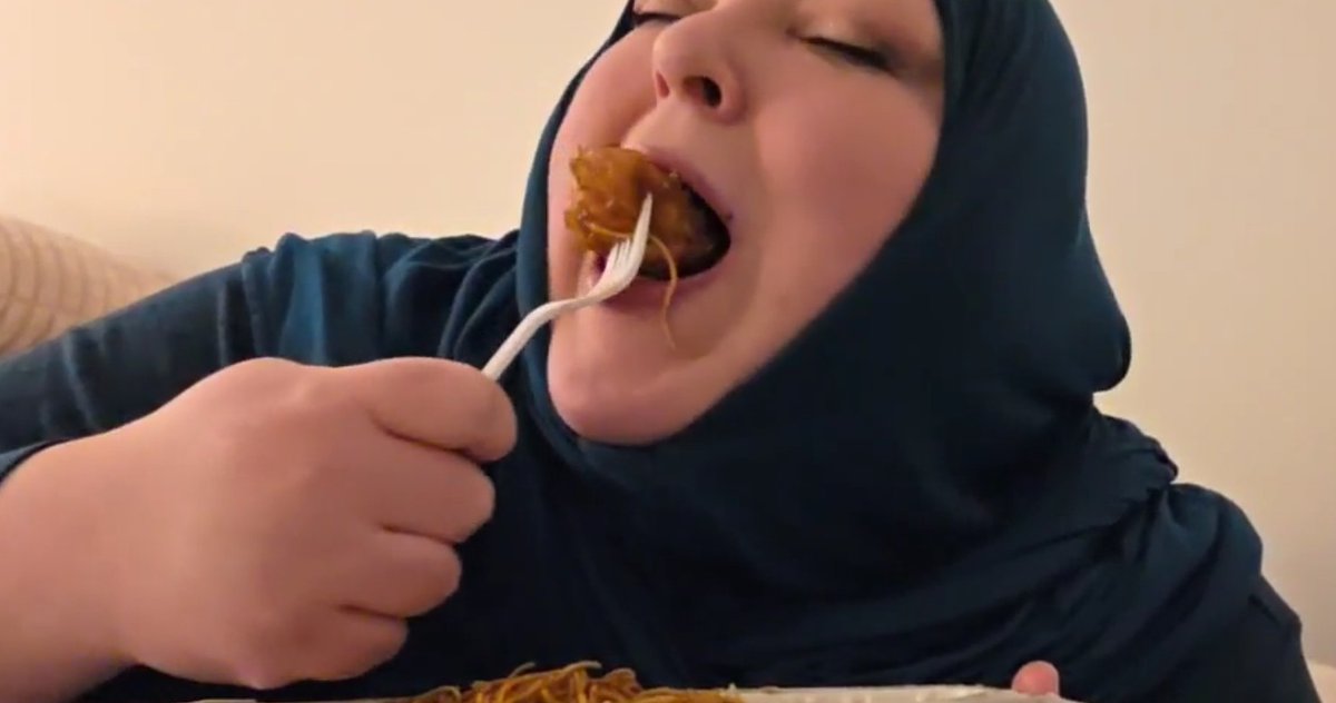 juicyjj57543174's tweet photo. #foodiebeauty @kick foodiebeautykick is presently binging on her current live and providing medical misinformation on disordered eating (self-harm). Please address this dangerous behavior! https://t.co/N7En8Tbyqb