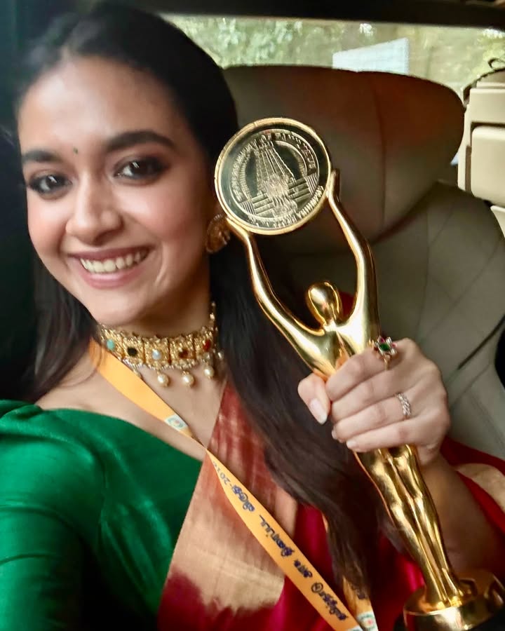 Actress_Club's tweet photo. π― #KeerthySureshThread
#Actress #KeerthySuresh New Look https://t.co/yDvLW0KVds