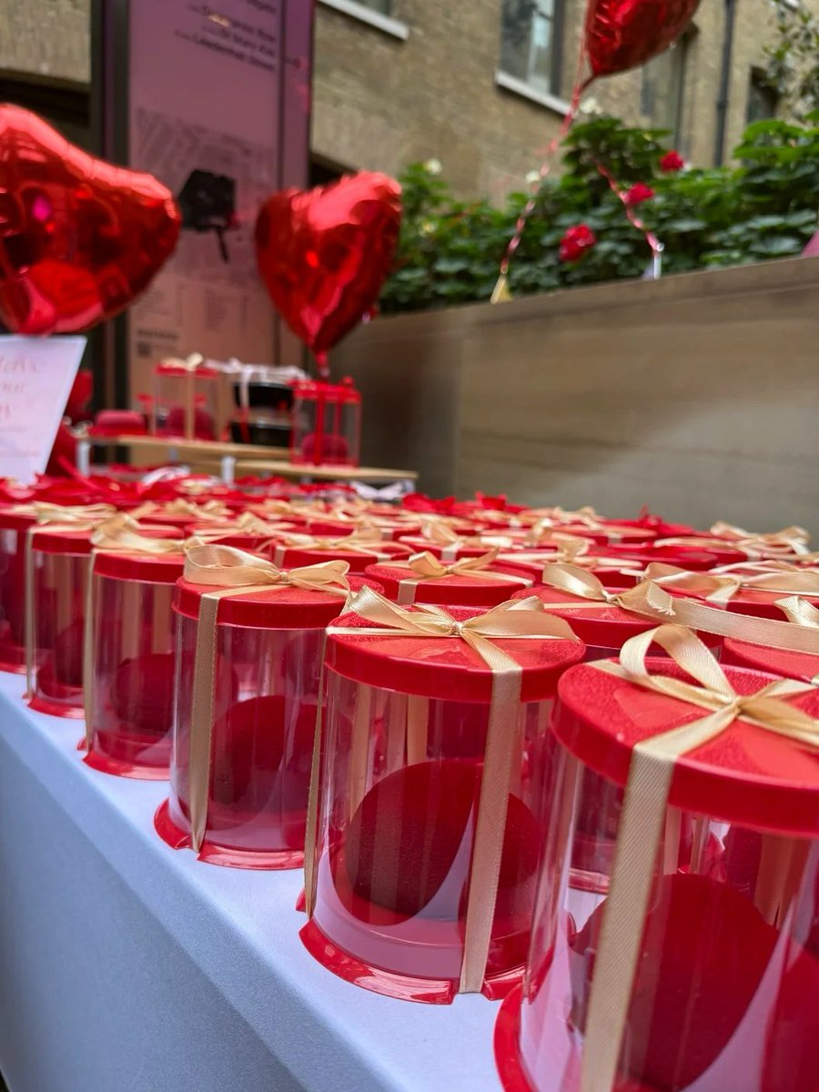 Devonshire Square, near Liverpool Street station. I happened to be passing by when they were handing out heart-shaped cakes (at first glance I thought they were decorations), and I also saw hearts all over the ground and trees. My mood was instantly brightened.