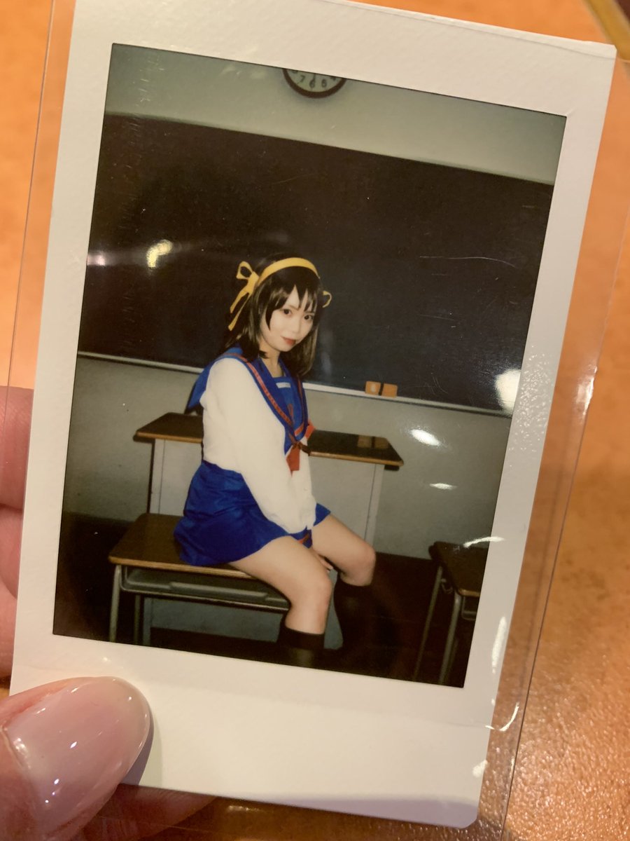 チェキで撮って貰った涼宮ハルヒは平成な空気感があって味がある(無