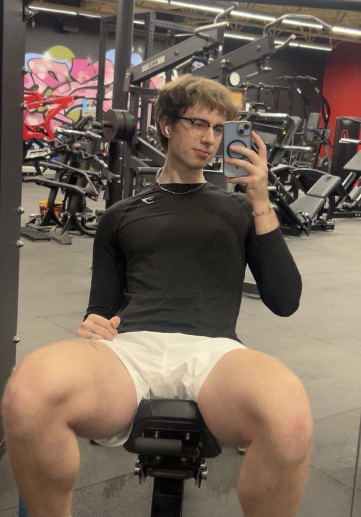 's tweet image. tall guys can like leg day too ↕️😄↕️😄