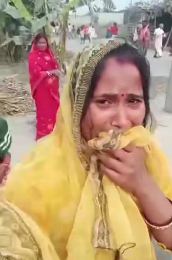 ये महिला अपने पिता की शव यात्रा में रोते हुए रील बना रही है।

रील का भूत इस तरह सवार है कि पिता की मौत को कंटेंट बनाकर रख दिया है।

ये सच में दुखी है या नाटक कर रही है ?

इसमें किसको दोष दिया जाए सोशल मीडिया को या इसके परिवार वालों को 
आप सभी का क्या कहना है ?