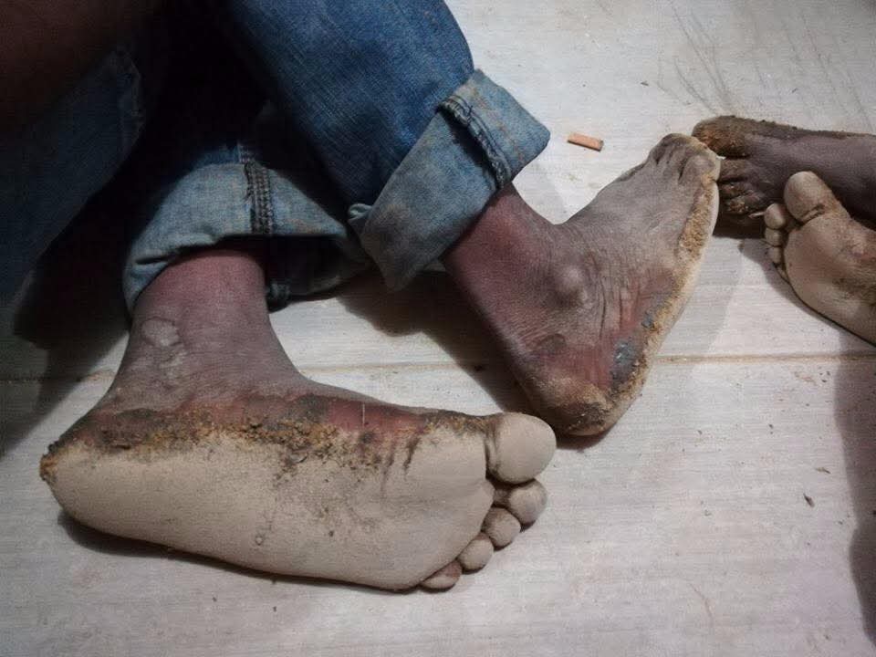 No, no es Cuba, es México.
Estas imágenes son de la sierra de Guerrero, donde la pobreza extrema duele, estremece, hace rodar lágrimas de indignación porque nadie, ni los animalitos, merecen vivir así: con hambre, con los pies agrietados por la tierra y sus caritas marcadas por