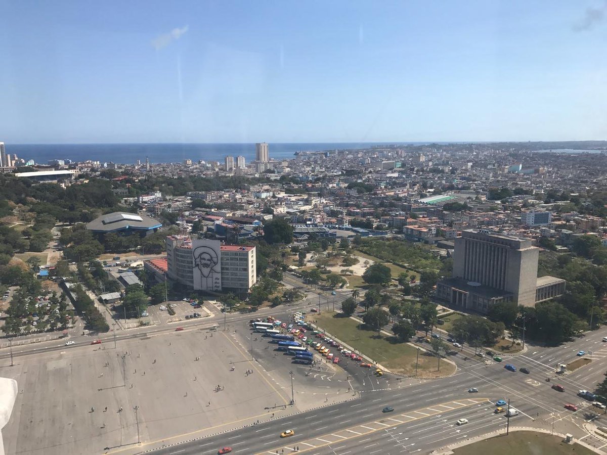 estechefernando's tweet photo. CUBA I
Podría ser una Mujer, pero es un Pueblo, que se la paso repartiendo lo que tenía. Nadie le preguntó si quería hacerlo. Simplemente un día supo que eso era lo suyo, como se sabe que uno respira, como se sabe que el mar a su alrededor no es paisaje sino destino.
Tiene los bolsillos llenos de manos ajenas. En cada continente que tocó dejó algo que no se puede medir con instrumentos; dejó esa manera de mirar a los enfermos como si fueran propios, esa costumbre antigua de que nadie se quede atrás porque quedarse atrás es una forma de la derrota que no concibe posible, esa porfía de que nadie quede solo porque quedarse solo, como quedarse atrás, no es una condición que su presencia tolere.
Afuera esperan. Con toda la paciencia del que sabe que tiene tiempo y tiene flota y tiene el cálculo exacto de cuánto se tarda en que un cuerpo ceda lo que un espíritu no cedió nunca. Cuanto tarda una manaza en caer del árbol. Llevan 200 años esperando. Es una matemática vieja y sin poesía. Es el aburrimiento del poder que apuesta por el agotamiento porque nunca pudo apostar por otra cosa.
Mientras tanto aprende a hacer música con lo que queda. Y poesía con lo que sueña, y con la rabia. Es literal, y también es metáfora. Mientras también aprende el arte de administrar la luz como si fuera un bien escaso y sagrado, que lo es. Aprende a que el silencio de la noche no sea derrota sino pausa. Aprende que la dignidad, ese animal tan difícil, sobrevive en los lugares donde uno menos esperaría encontrarla: en una cola para recibir lo que ya no hay, en un apagón que ya no son excepcionales, en el modo discreto en que el hambre se lleva adentro sin convertirse en espectáculo para nadie.
Hay una soledad particular en ser generoso en un mundo de garras y de garcas. Una soledad que no se llora sino que se carga, una que no se nombra sino que se vive. Y ahí, sin pedir compasión a veces, a veces, en algún poema que nadie encargó, en una noticia para completar una pantalla, se asoma a que la vean, a que lo vean.
No para que lo salven. Para que alguien certifique que existe. Que su luz rara, esa que no depende del petróleo que ya no hay (que prometen que llegará pero no llega), esa que prenden con las manos y con la memoria y con esa necia costumbre de creer, sigue ahí. Pequeña. Incandescente. Insistente como solo pueden serlo las cosas que decidieron no apagarse.