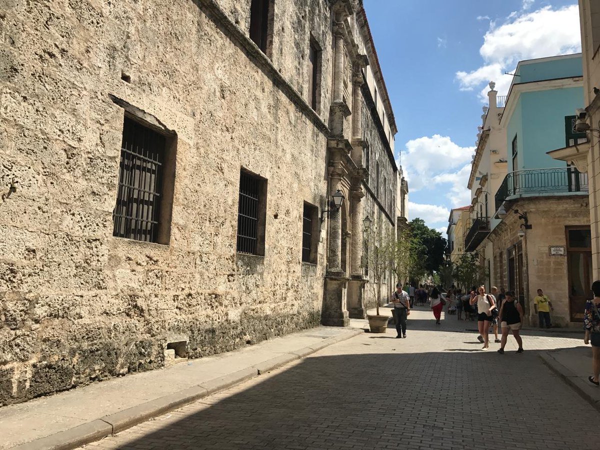 CUBA I
Podría ser una Mujer, pero es un Pueblo, que se la paso repartiendo lo que tenía. Nadie le preguntó si quería hacerlo. Simplemente un día supo que eso era lo suyo, como se sabe que uno respira, como se sabe que el mar a su alrededor no es paisaje sino destino.
Tiene los