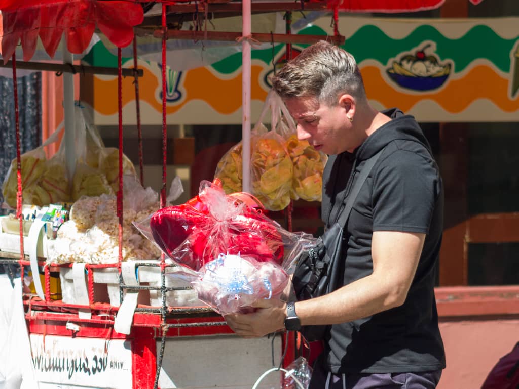El amor en febrero no es solo que valga mucho, porque valor tiene en toda época del año: es que parece que cuesta más. Así está diseñado, y en efecto, sale carísimo. 

Es un juego constante entre la expectativa y la realidad. Y, entre expectativa y realidad, el bolsillo.