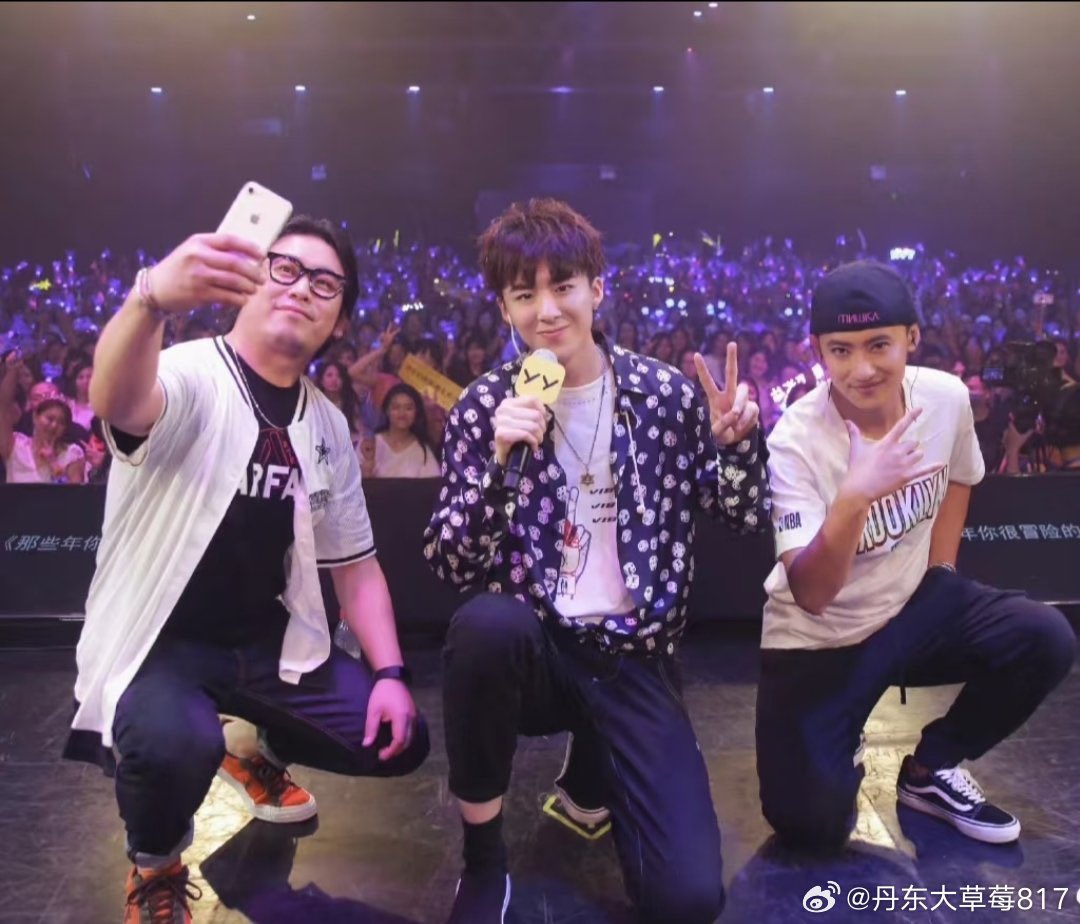 angelzunshine's tweet photo. Rockstars are not made in a day!
From the streets of Dandong to the biggest stages in China, Modern Brothers success is a story of passion and determination 🎸🤘👏
#LiuYuning #หลิวอวี่หนิง #刘宇宁 #류우녕 #ModernBrothersLiuYuning #mofans https://t.co/0h758nRLrF
