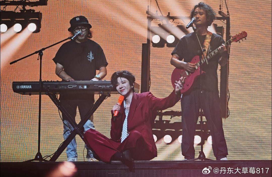 angelzunshine's tweet photo. Rockstars are not made in a day!
From the streets of Dandong to the biggest stages in China, Modern Brothers success is a story of passion and determination 🎸🤘👏
#LiuYuning #หลิวอวี่หนิง #刘宇宁 #류우녕 #ModernBrothersLiuYuning #mofans https://t.co/0h758nRLrF