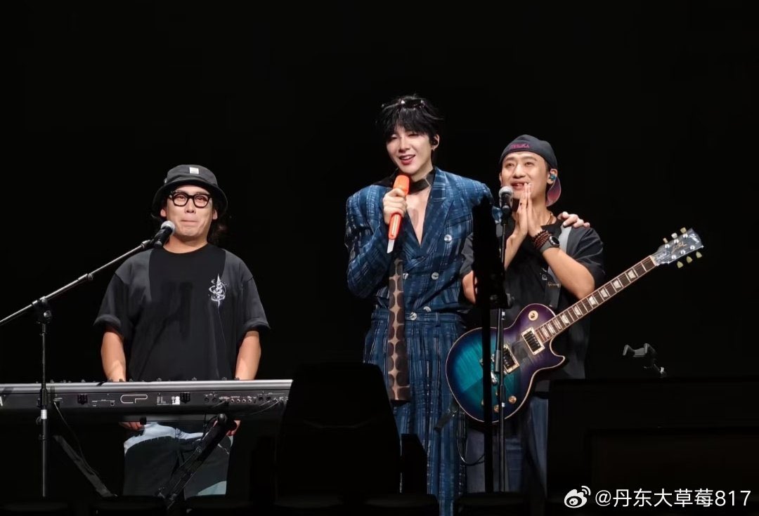 angelzunshine's tweet photo. Rockstars are not made in a day!
From the streets of Dandong to the biggest stages in China, Modern Brothers success is a story of passion and determination 🎸🤘👏
#LiuYuning #หลิวอวี่หนิง #刘宇宁 #류우녕 #ModernBrothersLiuYuning #mofans https://t.co/0h758nRLrF