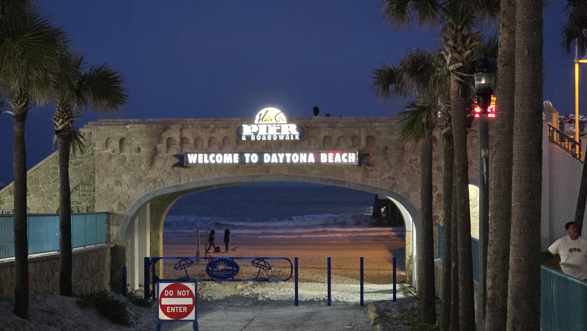 TheLeisureProf's tweet photo. The beachfront arcade tradition continues....... https://t.co/n1p1VoOu11