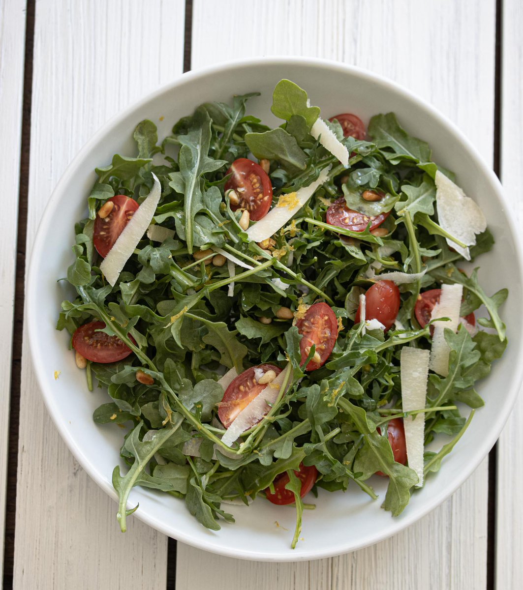 This perfect tomato-arugula salad takes only 7 ingredients and 15 minutes to make. One of the best salads to make on a busy night, or for a weekend lunch with friends.
giangiskitchen.com/tomato-arugula…  #tomatosalad