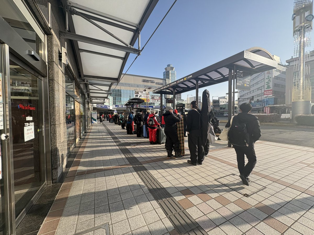 tarnarypubg's tweet photo. 今朝も蔵王行きのバスは行列できてたね😄
今日は天気良いからこんな風に樹氷見れるといいね👍 https://t.co/PSJrh3ssrO