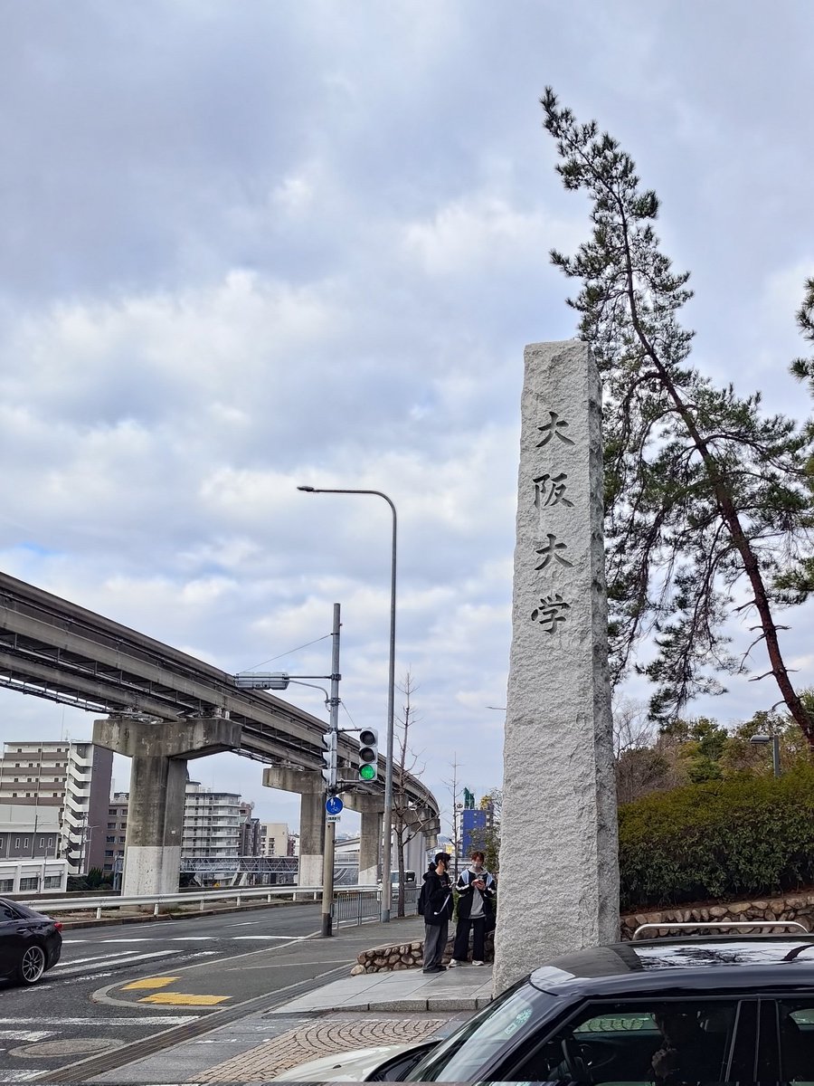 N_tyaya's tweet photo. 突撃
車道あるせいで誰かタクシーで来てんで https://t.co/kKCIsxMF1s