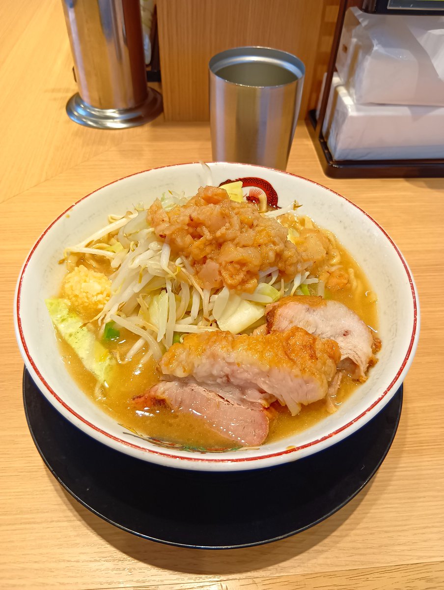 20260214 豚山 武蔵村山
ラーメン　野菜少なめ ニンニク少し アブラ

以前に吉祥寺の豚山さんに行って美味しかった覚えがあり、出先の近くに武蔵村山店があったので訪問。

野菜のキャベツの比率が他より多いですね。美味しかったです。次回は味噌山を頼んでみようかな。