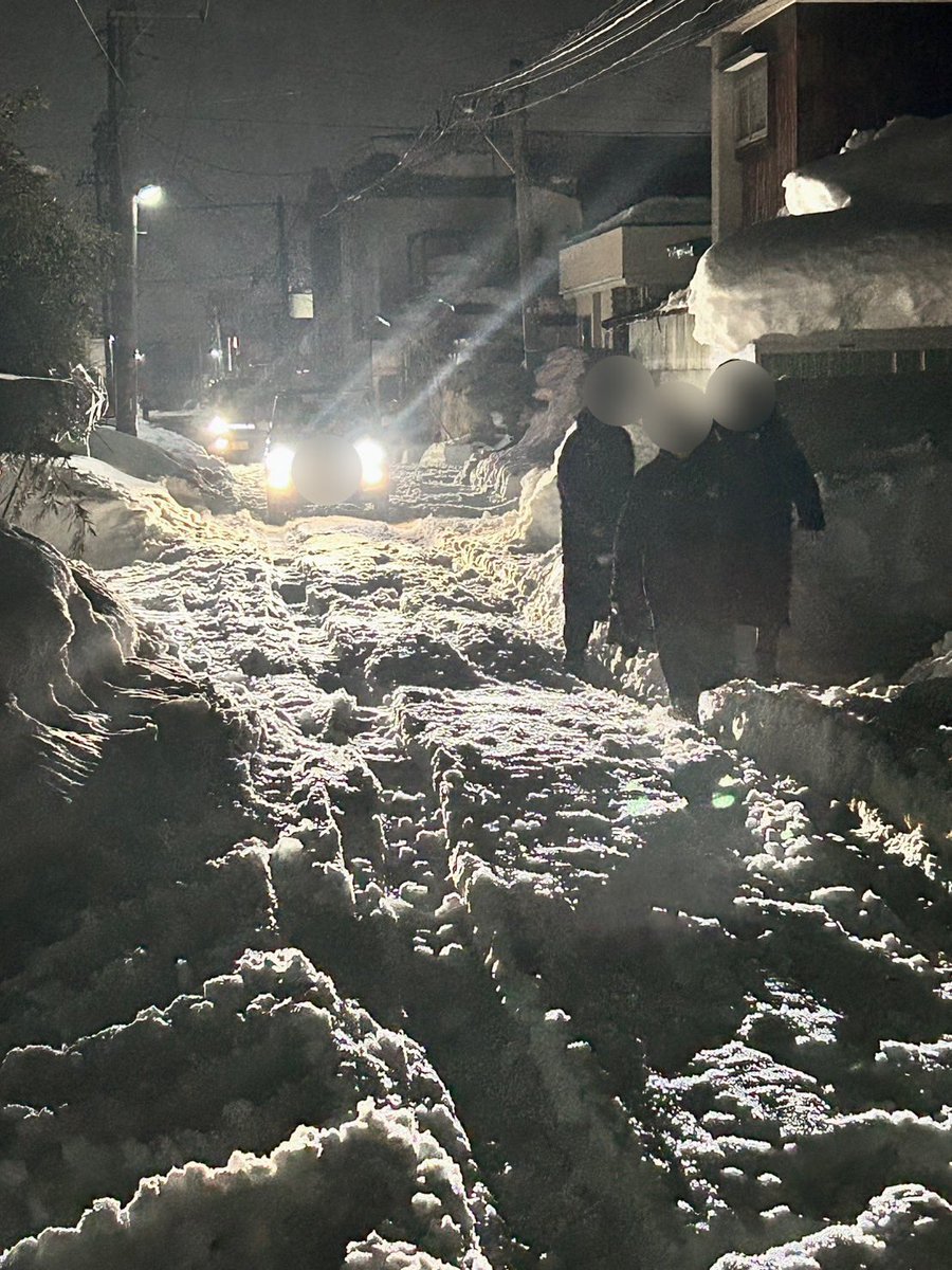 chika2sun's tweet photo. @soichiro_Aomori #青���市道路雪情報
桂木温泉から機関区通りに抜ける通り（桂木２丁目１丁目）昨夜の状態です。もう限界超えました！山田高校サッカー部の寮もあり学生たちも歩いて通うのは大変危険そうだし、すでに車両が壊れた人もいます。住民は車庫の出入りだけでスタック。大きな車が通って行くだけで轍を���られる https://t.co/383KQzjMvG