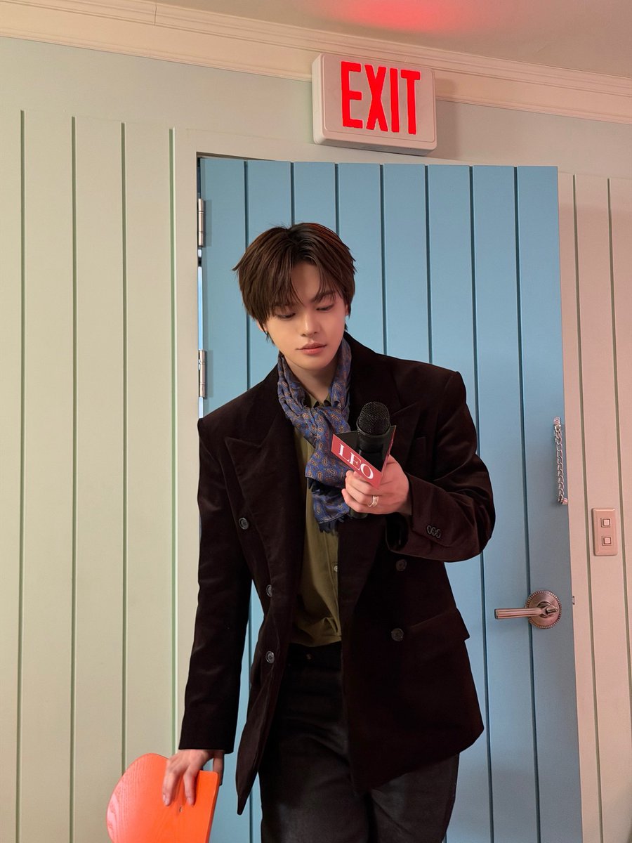 THE_LEES_'s tweet photo. This palette color looks wonderful on Leo, no wonder he said he likes wearing brown https://t.co/CNRtSxsfTC