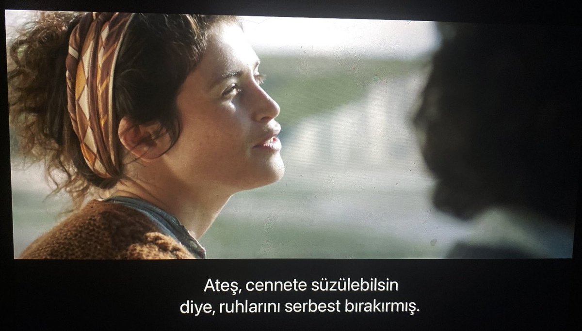 bl666eu's tweet photo. bu gece de film izliom #filmkeyfisi #seksizlemiom #romantik #lezbiyen #wlw https://t.co/a5wnR77qV1