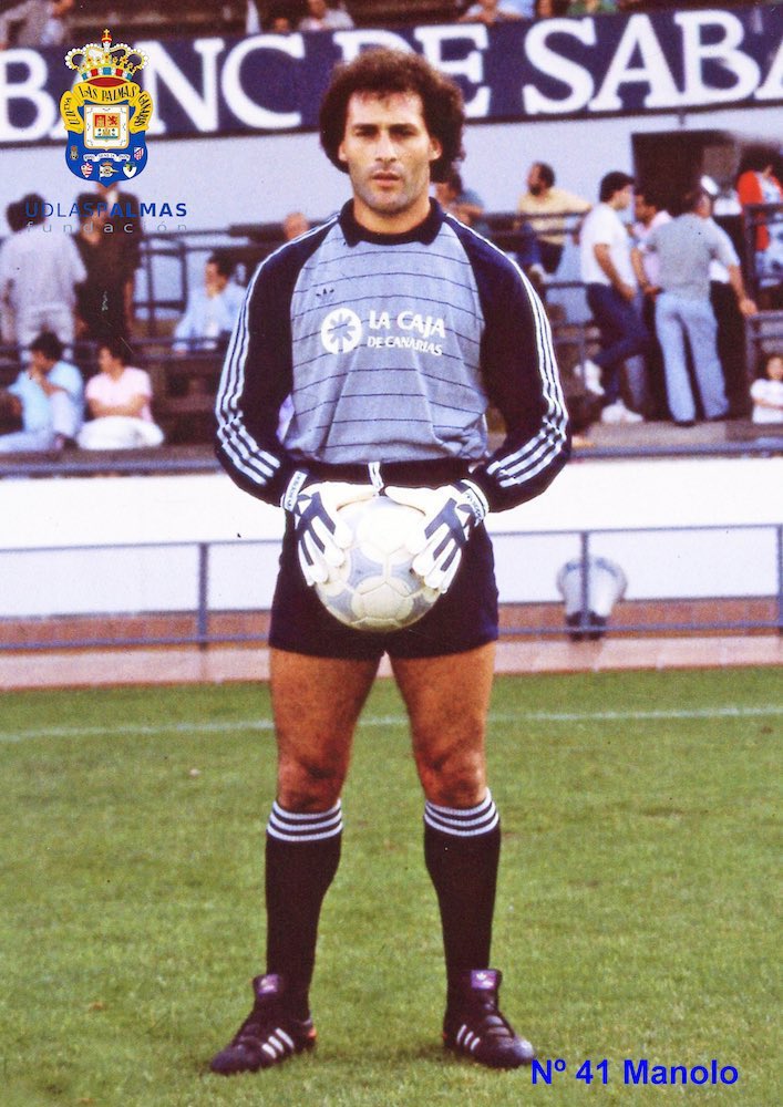 PERICOSAFE's tweet photo. #MemoriaUDLP
Tal día como hoy en 1981 debutó el portero Manolo López Santana con el primer equipo de la @UDLP_Oficial. Fue el 15/02/1981,  en el estadio Helmántico ante la UD Salamanca, con victoria amarilla 0-2 (Farías y Julio Suárez). Mamé León fue el entrenador de su debut … https://t.co/baSvosOvt6