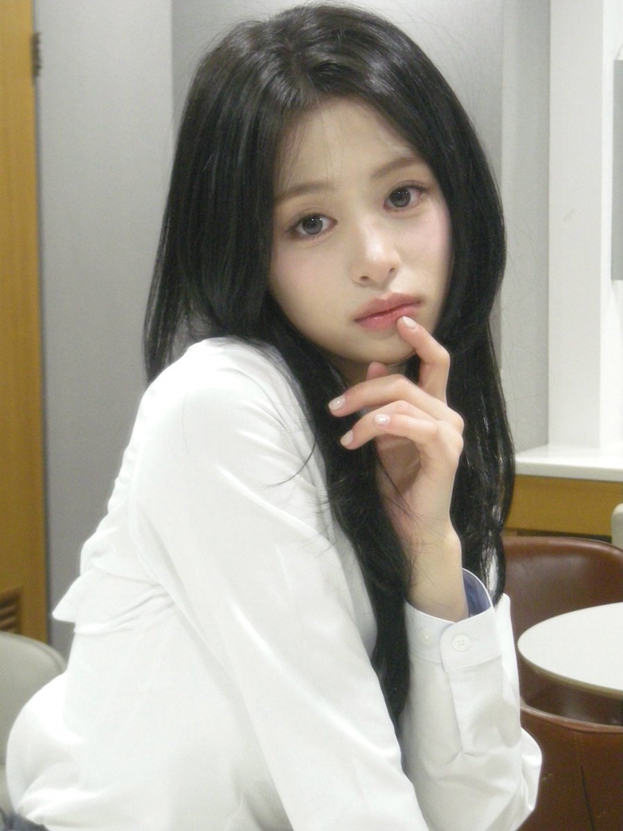 ahyeon pics tweet media
